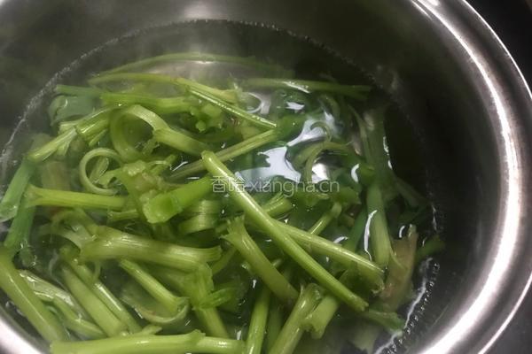 花生拌菠菜梗的做法图解13