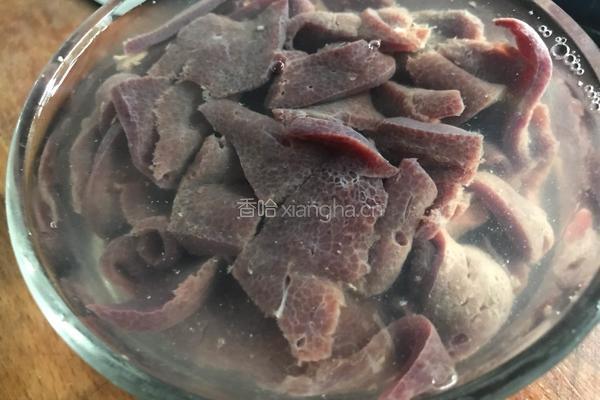 蒜苗炒猪肝的做法图解2