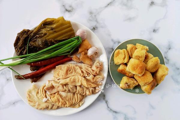 酸菜油豆腐烧肥肠的做法图解1