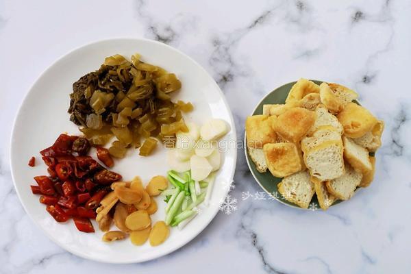 酸菜油豆腐烧肥肠的做法图解3