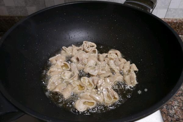 酸菜油豆腐烧肥肠的做法图解6