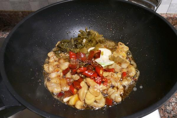 酸菜油豆腐烧肥肠的做法图解8