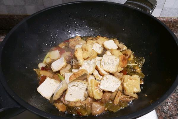 酸菜油豆腐烧肥肠的做法图解9