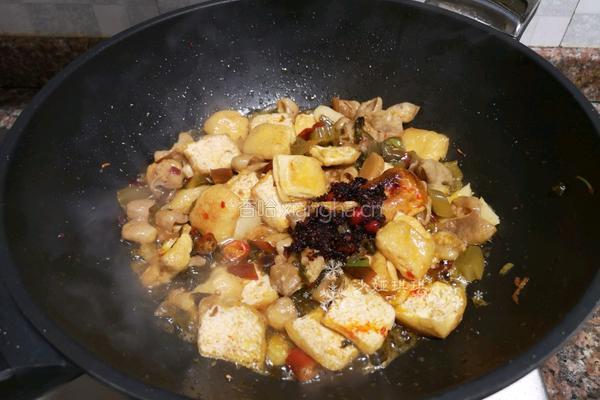 酸菜油豆腐烧肥肠的做法图解10