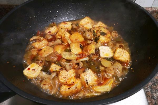 酸菜油豆腐烧肥肠的做法图解11