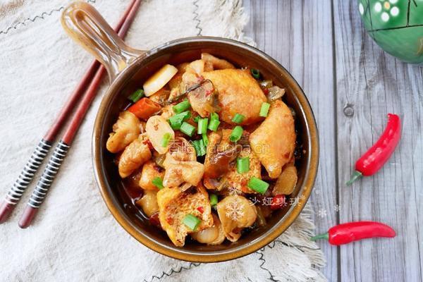 酸菜油豆腐烧肥肠的做法图解12