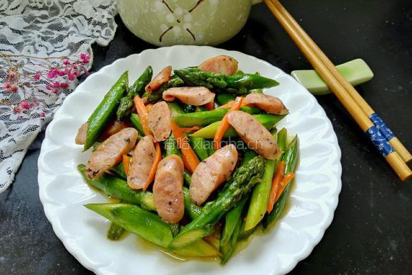 香肠炒芦笋的做法图解8