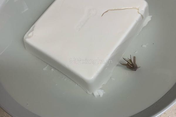 香椿芽拌豆腐的做法图解1