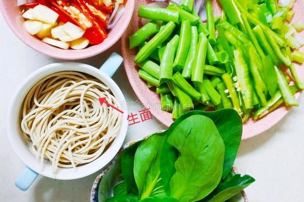豆角焖面的做法图解1