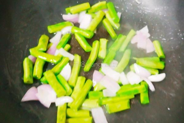 豆角焖面的做法图解2