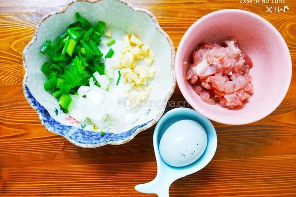 皮蛋瘦肉粥的做法图解2