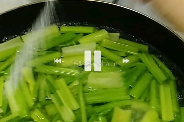 家常芹菜炒五花肉的做法图解1