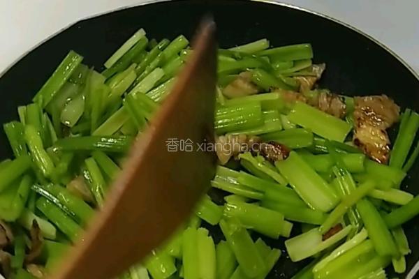 家常芹菜炒五花肉的做法图解3