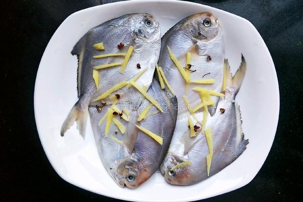 清蒸美味小鲳鱼的做法图解3