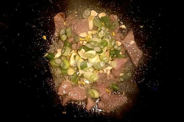 猪肉炒芦笋的做法图解4