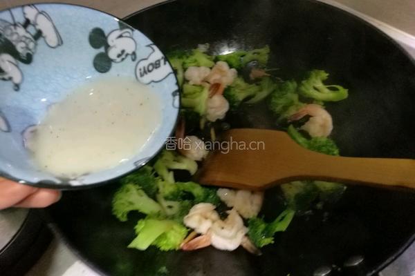 西兰花炒虾仁的做法图解7