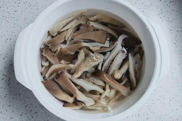 鲜蘑炒油菜的做法图解2