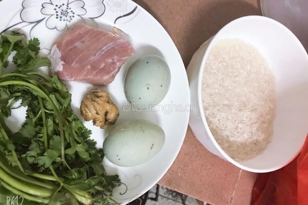 皮蛋瘦肉粥的做法图解1
