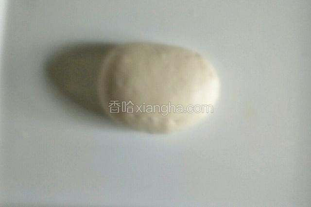 把面团揉搓排出空气成光滑面团