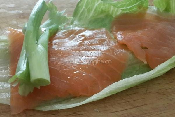 烟熏三文鱼香葱生菜卷的做法图解3