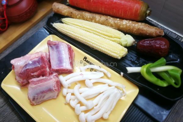 排骨玉米笋汤的做法图解1