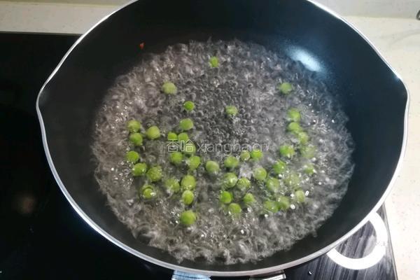 假装是块披萨的馒头蛋饼 宝宝辅食营养食谱菜谱 的做法图解2