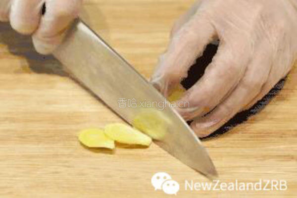 新西兰花胶筒子骨黄豆苦瓜汤的做法图解3
