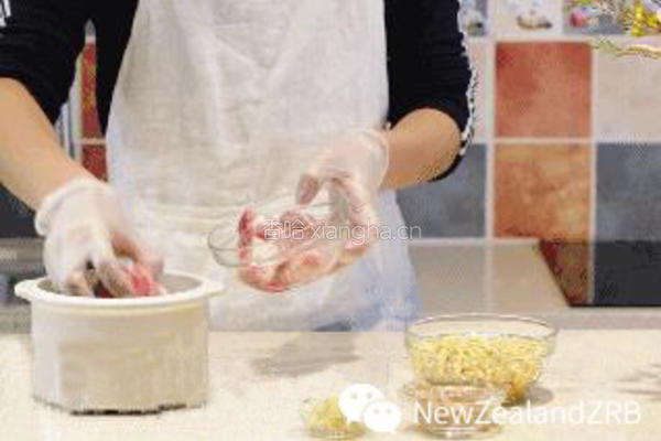 新西兰花胶筒子骨黄豆苦瓜汤的做法图解4