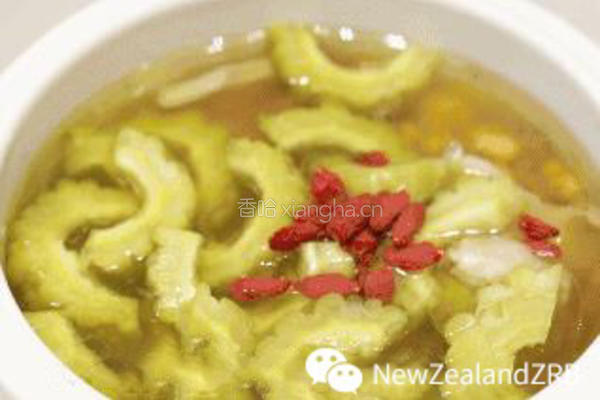 新西兰花胶筒子骨黄豆苦瓜汤的做法图解6