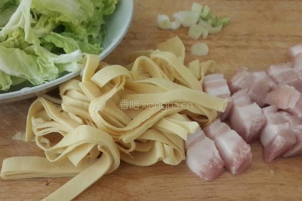 五花肉白菜干豆腐煲的做法图解1