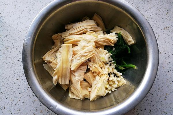 炝拌腐竹菠菜的做法图解9