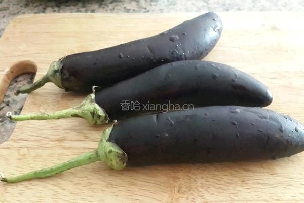 椒油茄子的做法图解1