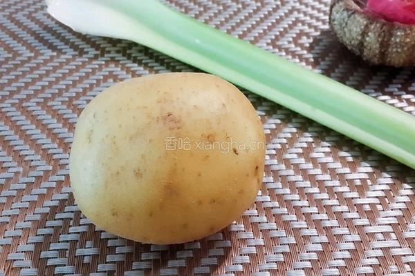 芹香椒油土豆丝的做法图解1