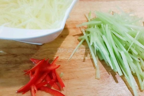 芹香椒油土豆丝的做法图解4