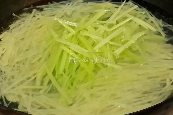 芹香椒油土豆丝的做法图解5