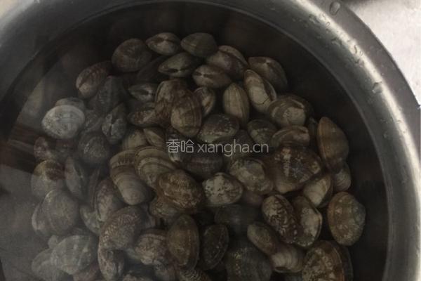 辣椒炒花蛤的做法图解1