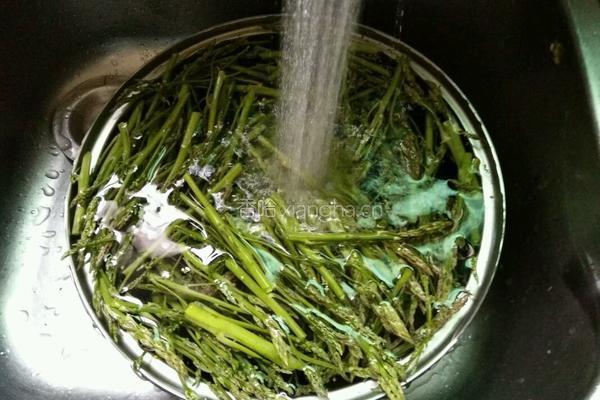 蒜香芦笋花的做法图解4
