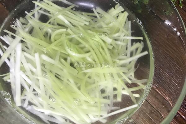 翡翠拌鸡丝的做法图解2
