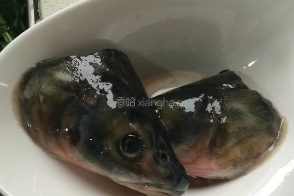 鱼头豆腐汤的做法图解1