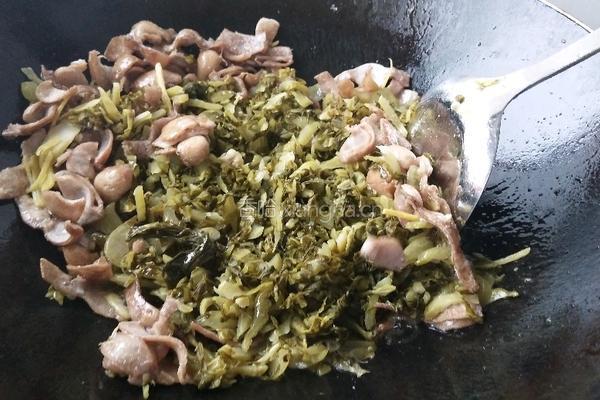 酸菜肥肠的做法图解11