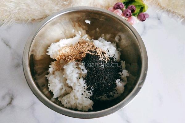 香煎芝麻饭团的做法图解4