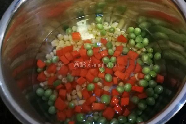 彩色豆炒鸡肉丁的做法图解2