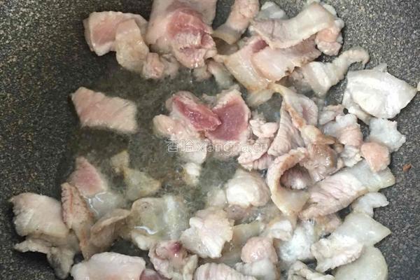 五花肉炒辣白菜的做法图解1