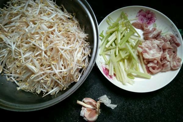 芹菜豆芽炒肉的做法图解1