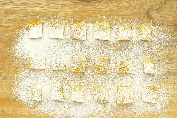 12-18个月辅食：蛋黄南瓜片的做法图解6