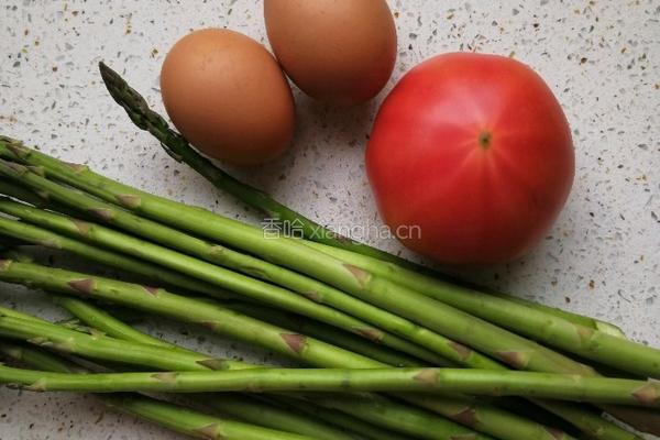 芦笋蕃茄炒蛋的做法图解1