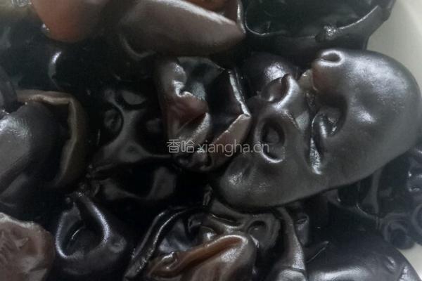 猪肉木耳蘑菇馅的做法图解3