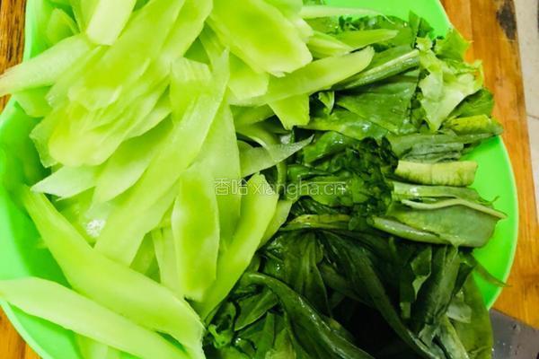 清炒莴笋和莴笋叶的做法图解1
