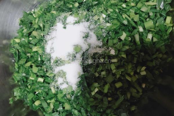 家常韭菜鸡蛋馄饨的做法图解2