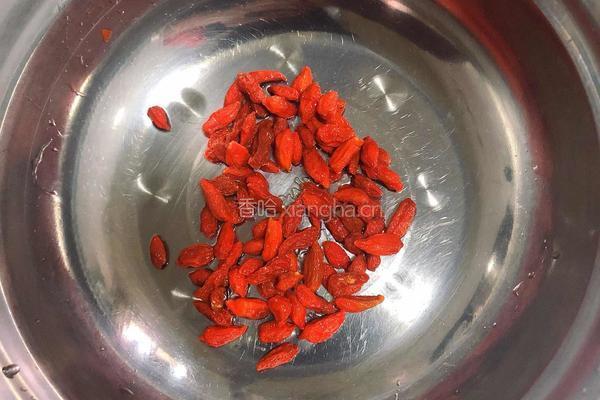  草莓玫瑰花蜜银耳羹的做法图解3